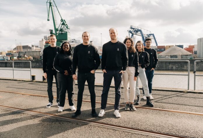 Upsters Koffeinbonbons Vitamin D Elektrolyten teambild am hafen