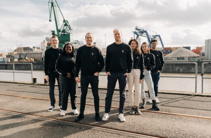 Upsters Koffeinbonbons Vitamin D Elektrolyten teambild am hafen