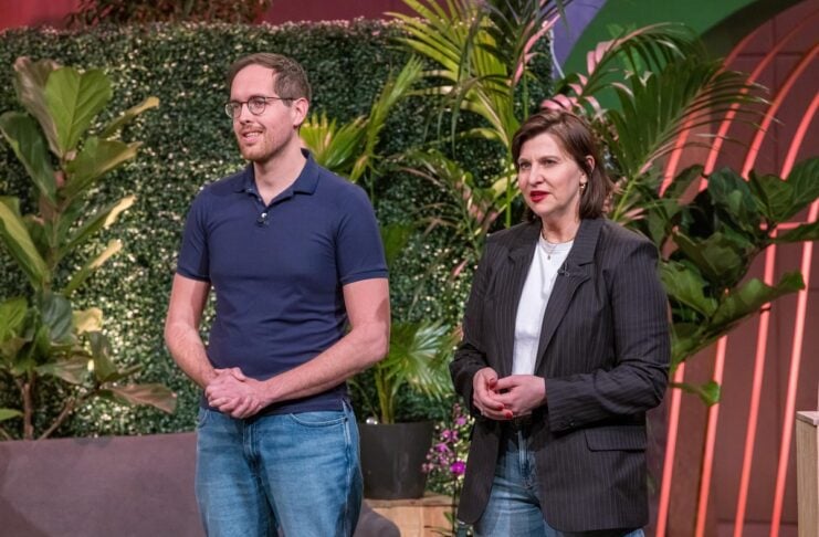 FYTA Pflanzen Sensoren Claudia Nassif und Alexander Schmitt präsentieren „FYTA“, den „Fitnesstracker“ für Pflanzen. Sie erhoffen sich ein Investment von 500.000 Euro für 5 Prozent der Firmenanteile. RTL / Bernd-Michael Maurer