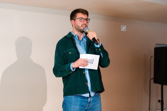 FoodBRYCKE – Accelerator Programm für Agrifood-Startups sebastian hinderer auf der bühne @Ludmilla und Gabriel Parsyak (c) Brycke
