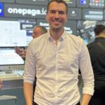 Kann eine einzige Seite wirklich den Unterschied machen? Onepage Webseiten: Schnell erstellen, individuell gestalten macel knopf vor onepage stand