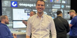 Kann eine einzige Seite wirklich den Unterschied machen? Onepage Webseiten: Schnell erstellen, individuell gestalten macel knopf vor onepage stand