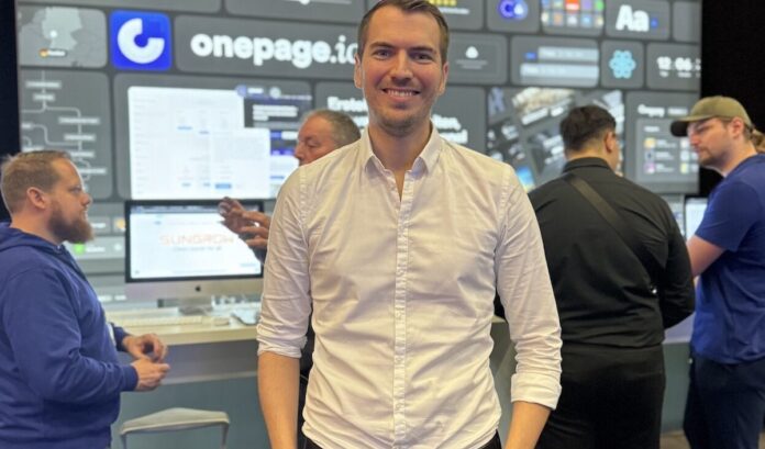 Onepage Webseiten: Schnell erstellen, individuell gestalten macel knopf vor onepage stand