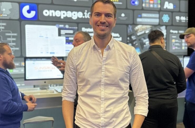 Onepage Webseiten: Schnell erstellen, individuell gestalten macel knopf vor onepage stand