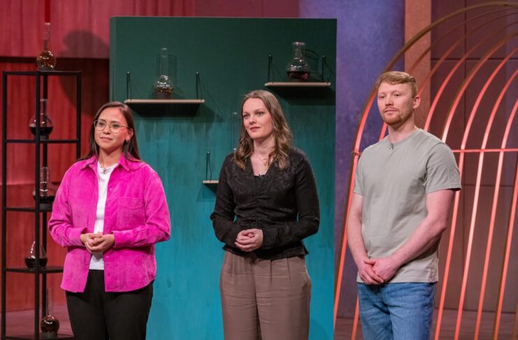 Phaeosynt präsentiert hey mela, den ersten veganen Schwangerschaftstest – am 1. September 2025 in der Höhle der Löwen.Dr. Alina Eilers (M.), Stephanie Pfeil-Coenen und Stanislaus Hans die Gründer von Phaeosynt präsentieren den veganen Schwangerschaftstest „hey mela“. Sie erhoffen sich ein Investment von 200.000 Euro für 2 Prozent der Firmenanteile. @RTL / Bernd-Michael Maurer