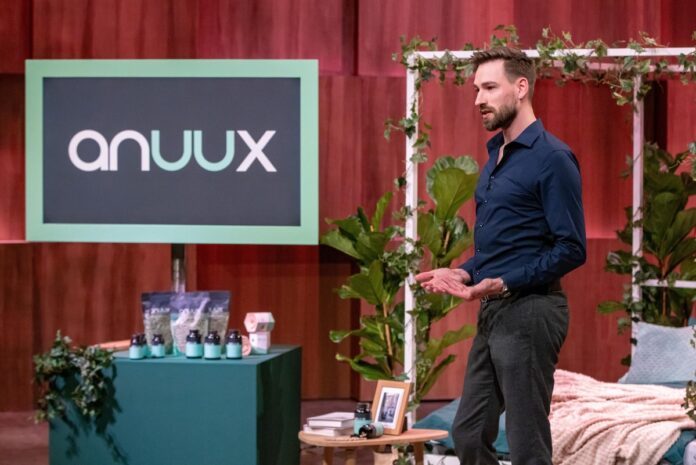 anuux produkt darm Marius Baumgärtel präsentiert mit „anuxx“ ein pflanzliches Nahrungsergänzungsmittel für einen sauberen Enddarm. Er erhofft sich ein Investment von 100.000 Euro für 12,5 Prozent der Firmenanteile. RTL / Bernd-Michael Maurer