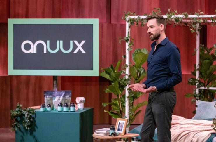 anuux produkt darm Marius Baumgärtel präsentiert mit „anuxx“ ein pflanzliches Nahrungsergänzungsmittel für einen sauberen Enddarm. Er erhofft sich ein Investment von 100.000 Euro für 12,5 Prozent der Firmenanteile. RTL / Bernd-Michael Maurer