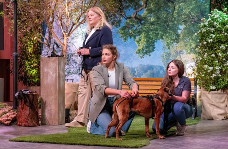dogs-guard hund leine Pitch dogs-guard Andrea Heuser (l.) und Fiona Consuela Czerwionke präsentieren das ausbruchsichere und verwicklungsfreie Leinenführsystem „dogs-guard“. Lisa Parczanny (r.) mit Hündin 