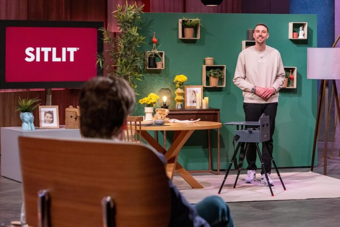 Kevin Fluri präsentiert den mobilen und kompakten Kinder-Hochstuhl „Sitlit“. Er erhofft sich ein Investment von 170.000 Euro für 20 Prozent der Firmenanteile. RTL / Bernd-Michael Maurer