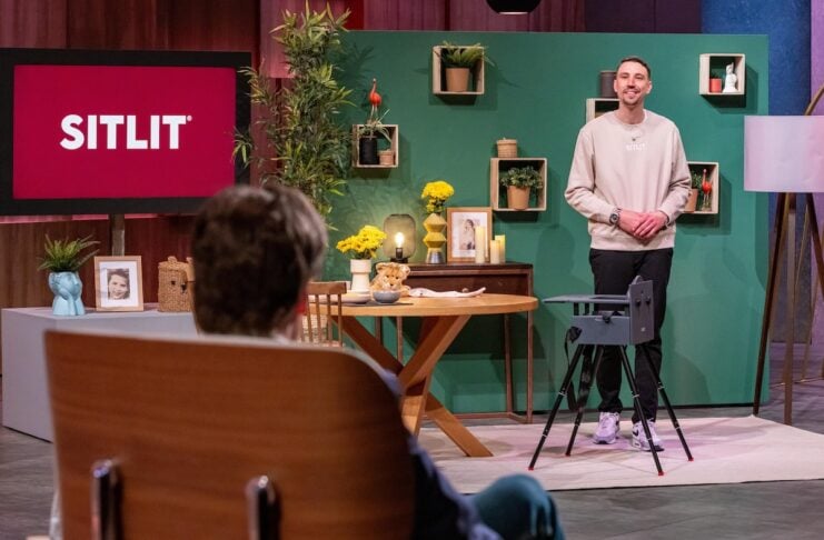 Kevin Fluri präsentiert den mobilen und kompakten Kinder-Hochstuhl „Sitlit“. Er erhofft sich ein Investment von 170.000 Euro für 20 Prozent der Firmenanteile. RTL / Bernd-Michael Maurer