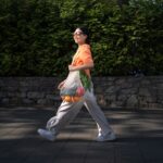 Fünf visuelle Strategien, mit denen KMUs den umweltbewussten Verbraucher von heute erreichen Unternehmen Verbraucher Nachhaltigkeit – Studie zeigt neue Trends. Frau mit Einkaufstasche Obst und Gemüse credit iStock-ABRAHAM GONZALEZ FERNANDEZ