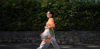 Fünf visuelle Strategien, mit denen KMUs den umweltbewussten Verbraucher von heute erreichen Unternehmen Verbraucher Nachhaltigkeit – Studie zeigt neue Trends. Frau mit Einkaufstasche Obst und Gemüse credit iStock-ABRAHAM GONZALEZ FERNANDEZ