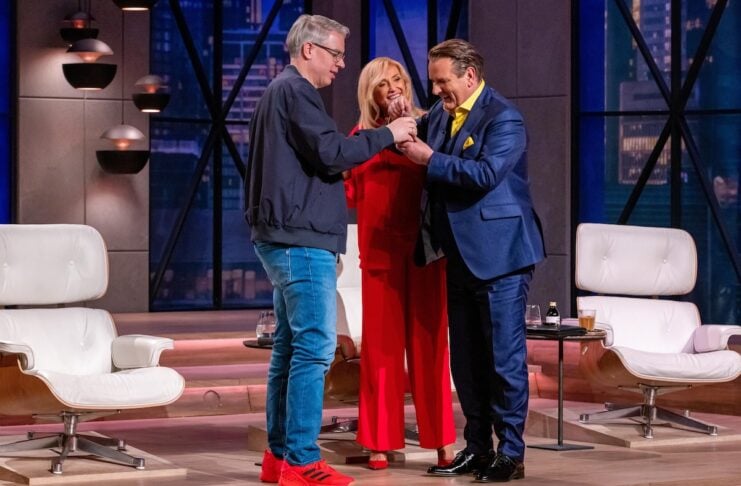 29. September 2025: Skandal in Die Höhle der Löwen. Die „Löwen“ Dagmar Wöhrl, Frank Thelen (l.) und Ralf Dümmel unterziehen den Health-Boost Kaffee von „Coby´s“ dem Geschmackstest. Bild@ RTL / Bernd-Michael Maurer