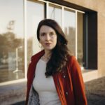 Kreative Geschichten mit KI neu erzählt Anna di Luce – KI und Film kreativ neu gedacht Anna Göhring vor Gebäude Fotografin Miriam Stahnke