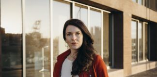 Anna di Luce – KI und Film kreativ neu gedacht Anna Göhring vor Gebäude Fotografin Miriam Stahnke