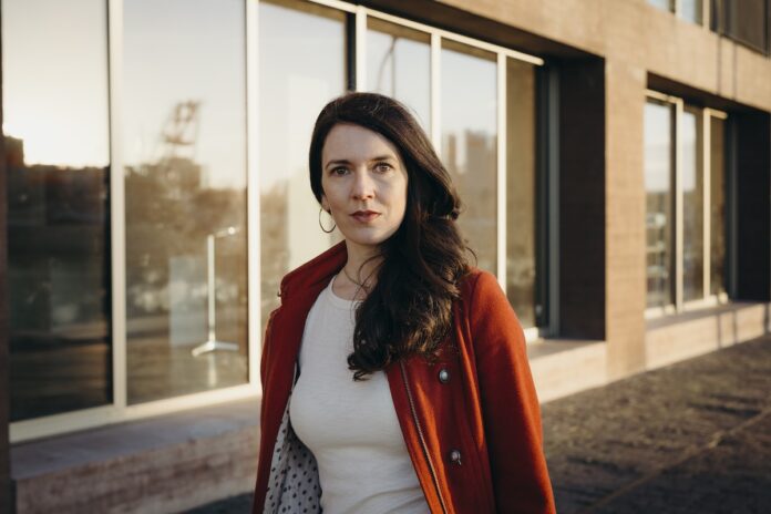 Anna di Luce – KI und Film kreativ neu gedacht Anna Göhring vor Gebäude Fotografin Miriam Stahnke