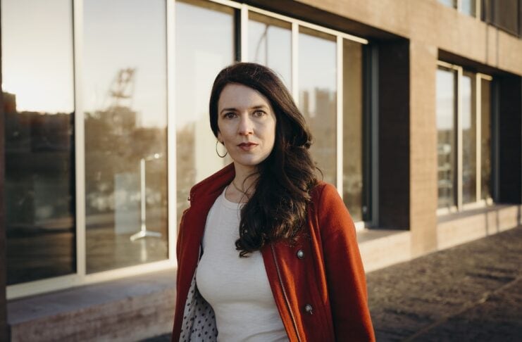 Anna di Luce – KI und Film kreativ neu gedacht Anna Göhring vor Gebäude Fotografin Miriam Stahnke