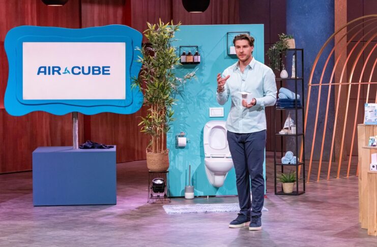 Bellaria: AirCube Innovation in der Höhle der Löwen 2025 Giuseppe Leo präsentiert den Geruchsneutralisator und WC-Reiniger „AIR CUBE“. Er erhofft sich ein Investment von 200.000 Euro für 10 Prozent der Firmenanteile. @ RTL / Bernd-Michael Maurer