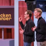 Cleverer Stauraum: Wie ungenutzte Deckenflächen zum Platzwunder werden Mario Jacobi (l.) und Georg Pichler präsentieren mit „Deckenwunder“ eine Stauraumlösung für Keller und Garage. Sie erhoffen sich ein Investment von 200.000 Euro für 20 Prozent der Firmenanteile. Bild@ RTL / Bernd-Michael Maurer