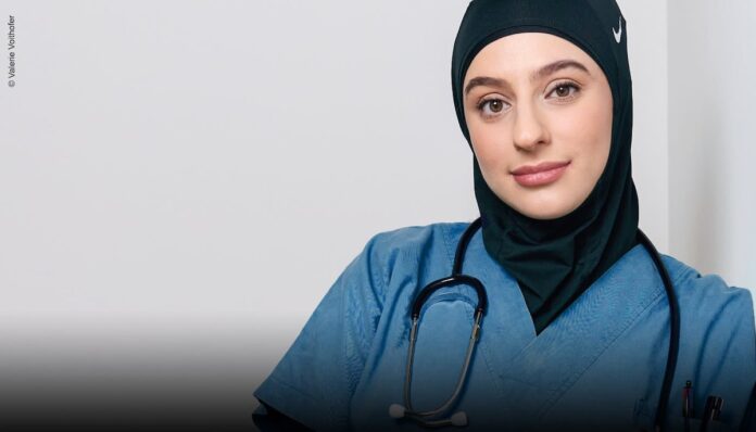 Hatice Koca über Pflege, Patient:innen und Gesundheitssystem Hatice Koca Österreichs bekannteste Health-Influencerin und Pflegerin auf einer Intensivstation © Valerie Voithofer