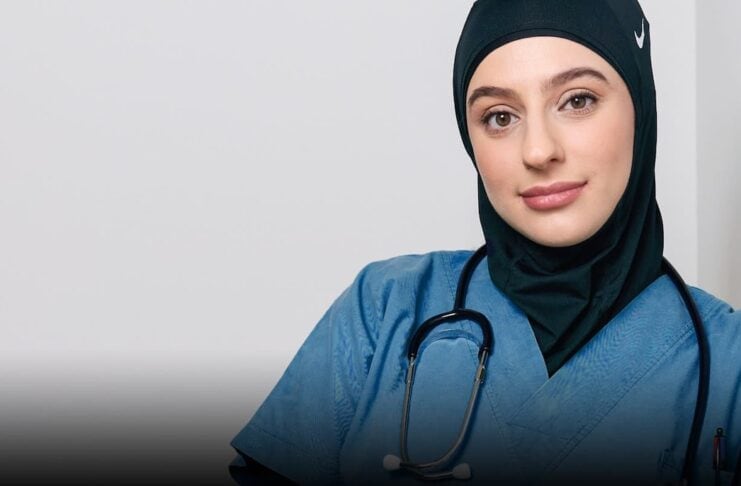 Hatice Koca über Pflege, Patient:innen und Gesundheitssystem Hatice Koca Österreichs bekannteste Health-Influencerin und Pflegerin auf einer Intensivstation © Valerie Voithofer