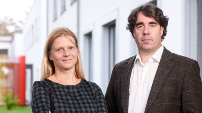 TECHiFAB Memristor Chip: Energieeffizienz für die KI Zukunft Heidi und Stephan Krüger