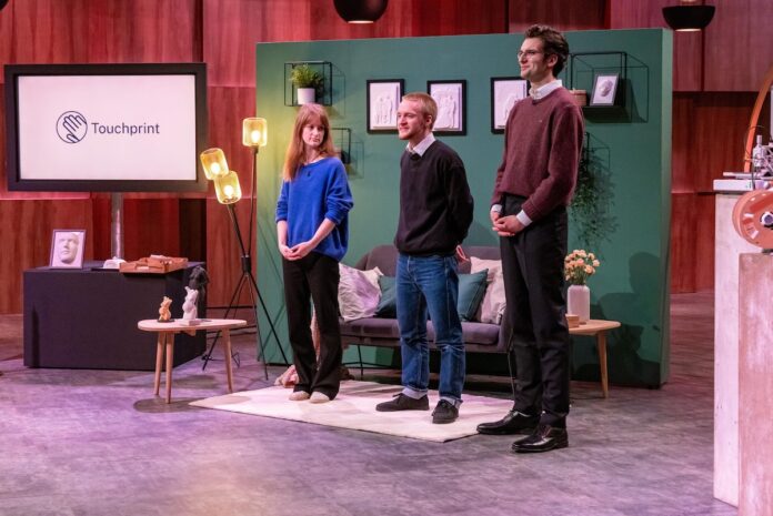 Statyours 3D-Druck Innovation mit Touchprint Die Höhle der Löwen Dyveke und Linus Walden präsentieren zusammen mit Max Winkler „Touchprint“ - Foto-Reliefs für Menschen mit Seheinschränkung. Sie erhoffen sich ein Investment von 200.000 Euro für 10 Prozent der Firmenanteile. Bild @ RTL / Bernd-Michael Maurer