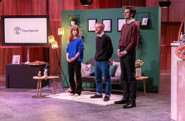 Statyours 3D-Druck Innovation mit Touchprint Die Höhle der Löwen Dyveke und Linus Walden präsentieren zusammen mit Max Winkler „Touchprint“ - Foto-Reliefs für Menschen mit Seheinschränkung. Sie erhoffen sich ein Investment von 200.000 Euro für 10 Prozent der Firmenanteile. Bild @ RTL / Bernd-Michael Maurer