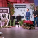 Gesunde Snacks neu gedacht: Bio Beef Sticks als Food-Innovation Whacky: Bio Beef Sticks und Snacks als gesunde Protein-Alternative V.l.: Dr. Peter Stiller, Gregor Schleicher und Daniel Stadtmann präsentieren „Whacky“, den gesunden Bio Beef Stick. Sie erhoffen sich ein Investment von 200.000 Euro für 10 Prozent der Firmenanteile. Bild@ RTL / Bernd-Michael Maurer