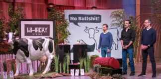 Whacky: Bio Beef Sticks und Snacks als gesunde Protein-Alternative V.l.: Dr. Peter Stiller, Gregor Schleicher und Daniel Stadtmann präsentieren „Whacky“, den gesunden Bio Beef Stick. Sie erhoffen sich ein Investment von 200.000 Euro für 10 Prozent der Firmenanteile. Bild@ RTL / Bernd-Michael Maurer