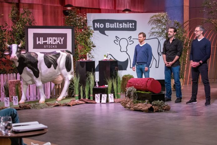 Whacky: Bio Beef Sticks und Snacks als gesunde Protein-Alternative V.l.: Dr. Peter Stiller, Gregor Schleicher und Daniel Stadtmann präsentieren „Whacky“, den gesunden Bio Beef Stick. Sie erhoffen sich ein Investment von 200.000 Euro für 10 Prozent der Firmenanteile. Bild@ RTL / Bernd-Michael Maurer