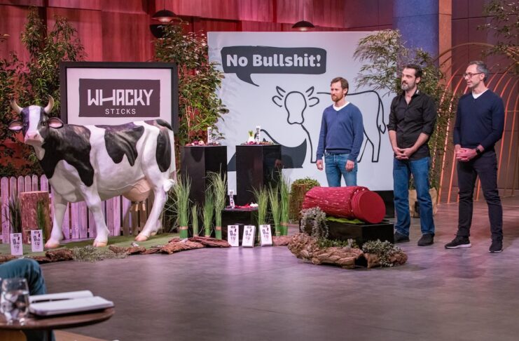 Whacky: Bio Beef Sticks und Snacks als gesunde Protein-Alternative V.l.: Dr. Peter Stiller, Gregor Schleicher und Daniel Stadtmann präsentieren „Whacky“, den gesunden Bio Beef Stick. Sie erhoffen sich ein Investment von 200.000 Euro für 10 Prozent der Firmenanteile. Bild@ RTL / Bernd-Michael Maurer