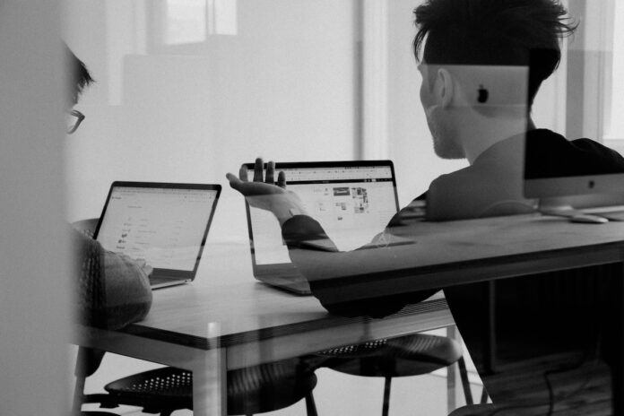 Server Lösungen für Start-ups: VPS Hosting für Unternehmen Foto von charlesdeluvio auf Unsplash