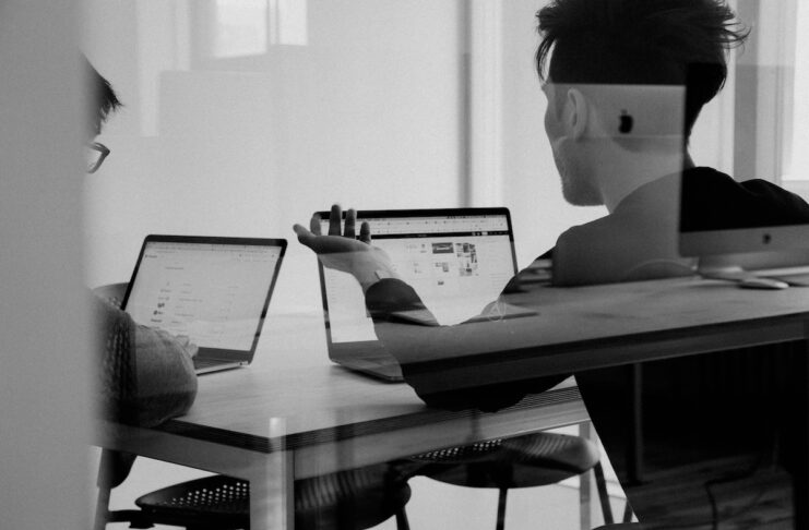 Server Lösungen für Start-ups: VPS Hosting für Unternehmen Foto von charlesdeluvio auf Unsplash