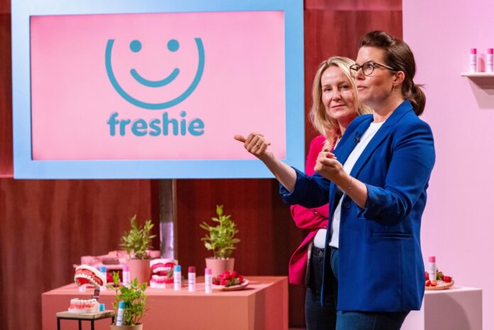 freshie: Zahnspange trifft Frische – Innovation bei Höhle der Löwen Bettina Heick (l.) und Manuela Bauer präsentieren das Zahnspangen-Gel „freshie“. Sie erhoffen sich ein Investment von 150.000 Euro für 20 Prozent der Firmenanteile. @RTL / Bernd-Michael Maurer