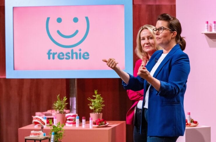 freshie: Zahnspange trifft Frische – Innovation bei Höhle der Löwen Bettina Heick (l.) und Manuela Bauer präsentieren das Zahnspangen-Gel „freshie“. Sie erhoffen sich ein Investment von 150.000 Euro für 20 Prozent der Firmenanteile. @RTL / Bernd-Michael Maurer