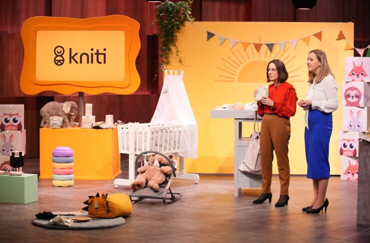 MeMi Textiles: kniti Stoffwindeln mit TSAcore Technologie. Manuela Miller-Feigl (l.) und Franziska Nowak präsentieren die nachhaltige Textilwindel „kniti“. Sie erhoffen sich ein Investment von 400.000 Euro für 10 Prozent der Firmenanteile. RTL / Stefan Gregorowius