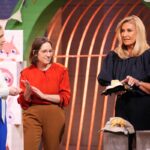 Startups zwischen Mut, Ideen und Emotionen 22. September 2025: Sendung 5 Die Höhle der Löwen Manuela Miller-Feigl (M.) und Franziska Nowak präsentieren die nachhaltige Textilwindel „kniti“. Investorin Dagmar Wöhrl (r.) macht den Praxistest. Bild @RTL / Stefan Gregorowius