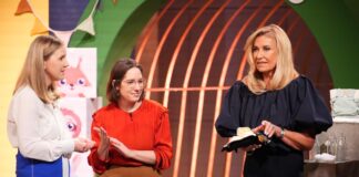 Startups zwischen Mut, Ideen und Emotionen 22. September 2025: Sendung 5 Die Höhle der Löwen Manuela Miller-Feigl (M.) und Franziska Nowak präsentieren die nachhaltige Textilwindel „kniti“. Investorin Dagmar Wöhrl (r.) macht den Praxistest. Bild @RTL / Stefan Gregorowius