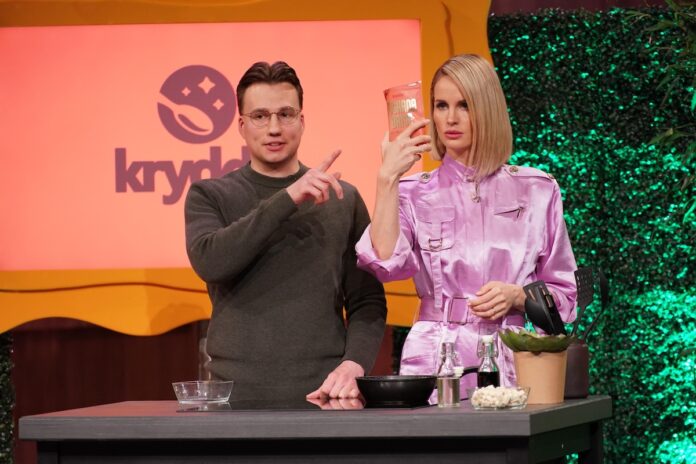 krydda macht Tofu vegan lecker – Pitch bei Höhle der Löwen Arne Engelke präsentiert den Tofu-Finisher „Krydda“. Investorin Janna Ensthaler macht den Praxistest. @RTL / Stefan Gregorowius
