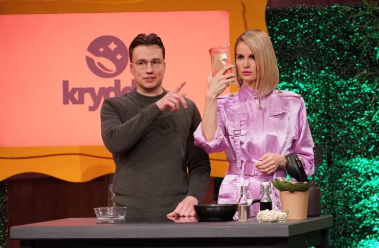 krydda macht Tofu vegan lecker – Pitch bei Höhle der Löwen Arne Engelke präsentiert den Tofu-Finisher „Krydda“. Investorin Janna Ensthaler macht den Praxistest. @RTL / Stefan Gregorowius