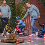 Wie Kinder heute leichter Fahrradfahren lernen – und Eltern entspannter bleiben Little Biker Fahrradlernweste macht Fahrradfahren sicherer Steffen Gross (l.) und Jan Hass präsentieren die Fahrradlernweste „little Biker“. Sie erhoffen sich ein Investment von 150.000 Euro für 25 Prozent der Firmenanteile. Unterstützung bekommen sie von ihren Kindern Clara Lene Gross (verdeckt) und Aaron Hass. Bild @RTL / Bernd-Michael Maurer