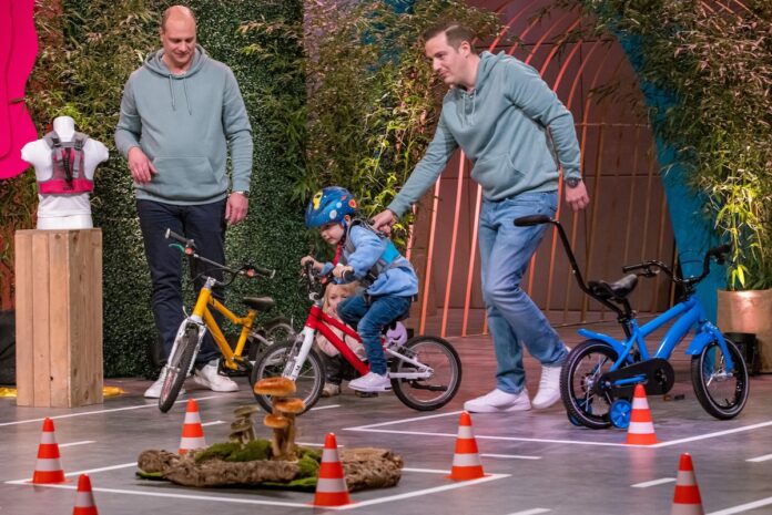 Little Biker Fahrradlernweste macht Fahrradfahren sicherer Steffen Gross (l.) und Jan Hass präsentieren die Fahrradlernweste „little Biker“. Sie erhoffen sich ein Investment von 150.000 Euro für 25 Prozent der Firmenanteile. Unterstützung bekommen sie von ihren Kindern Clara Lene Gross (verdeckt) und Aaron Hass. Bild @RTL / Bernd-Michael Maurer
