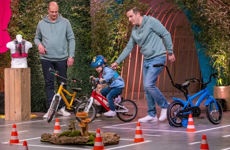 Little Biker Fahrradlernweste macht Fahrradfahren sicherer Steffen Gross (l.) und Jan Hass präsentieren die Fahrradlernweste „little Biker“. Sie erhoffen sich ein Investment von 150.000 Euro für 25 Prozent der Firmenanteile. Unterstützung bekommen sie von ihren Kindern Clara Lene Gross (verdeckt) und Aaron Hass. Bild @RTL / Bernd-Michael Maurer
