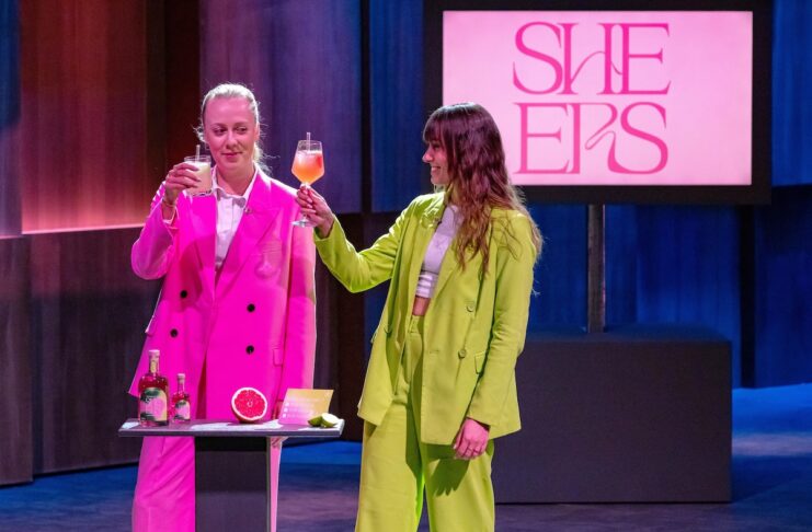 Sheers – Rum und Startup mit fruchtiger Innovation Bild: Beim Battle präsentieren Laura Walter (l.) und Tatjana Peters mit „Sheers“ Rum für Frauen. BildL @RTL / Bernd-Michael Maurer