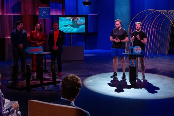 SwimPal präsentiert eine innovative App, die Kindern spielerisch beim Schwimmenlernen hilft. Im Battle bei Höhle der Löwen. Beim Battle präsentieren Marvin Schneiders (l.) und Julian Schäfers die Schwimmlern-App SwimPal. @RTL / Bernd-Michael Maurer