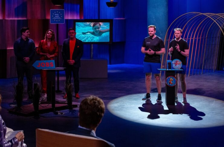 SwimPal präsentiert eine innovative App, die Kindern spielerisch beim Schwimmenlernen hilft. Im Battle bei Höhle der Löwen. Beim Battle präsentieren Marvin Schneiders (l.) und Julian Schäfers die Schwimmlern-App SwimPal. @RTL / Bernd-Michael Maurer