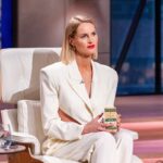 Fünf Gründer, eine Bühne und jede Menge Emotionen Investorin Janna Ensthaler nimmt die nachhaltigen Multiwaschwürfel im Teebeutel von „Chrambl“ genau unter die Lupe. Bild@ RTL / Bernd-Michael Maurer