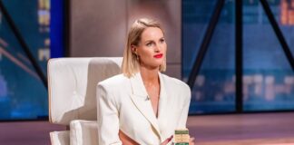 Investorin Janna Ensthaler nimmt die nachhaltigen Multiwaschwürfel im Teebeutel von „Chrambl“ genau unter die Lupe. Bild@ RTL / Bernd-Michael Maurer