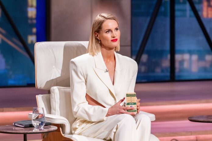 Investorin Janna Ensthaler nimmt die nachhaltigen Multiwaschwürfel im Teebeutel von „Chrambl“ genau unter die Lupe. Bild@ RTL / Bernd-Michael Maurer